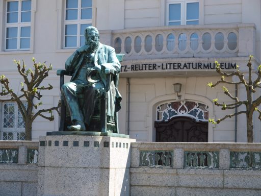 Fritz Reuter Bronzestatue eines sitzenden Mannes vor dem Literaturmuseum in Weimar.